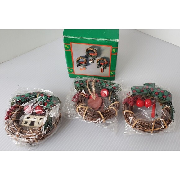 Vintage Country Christmas Magnets Wreath House Of Lloyd 1990s Around World New - Picture 1 of 6